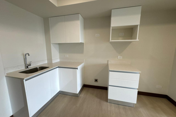 Se alquila apartamento moderno en La Uruca.