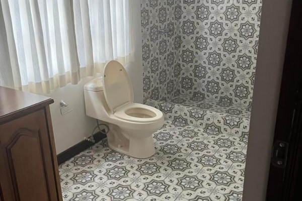 Alquiler apartamento en La Uruca. Servicios incluidos.