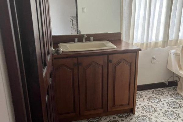Alquiler apartamento en La Uruca. Servicios incluidos.