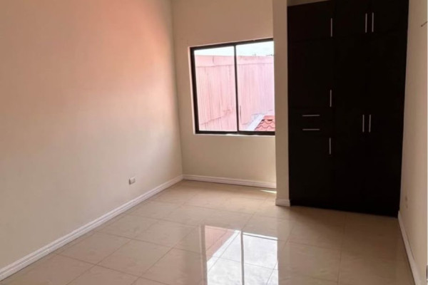 Se alquila apartamento de 2 plantas en La Uruca.