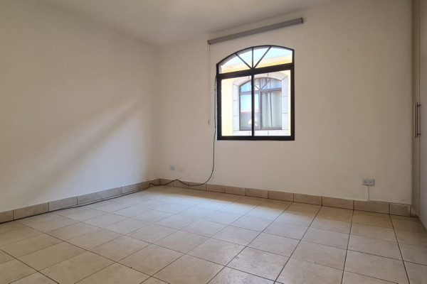 Alquiler de apartamento en Heredia, Cariari. (2 plantas).