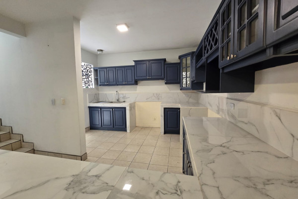 Alquiler de apartamento en Heredia, Cariari. (2 plantas).