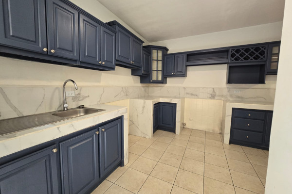 Alquiler de apartamento en Heredia, Cariari. (2 plantas).