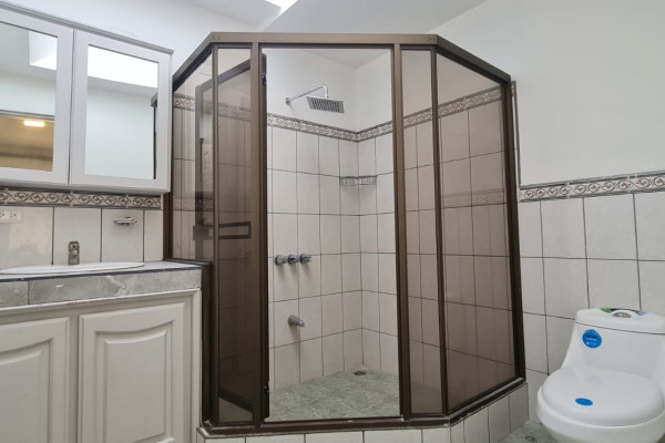 Alquiler de apartamento en Heredia, Cariari. (2 plantas).