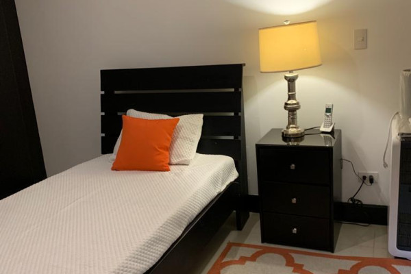 Alquiler de apartamento grande en Santa Ana, Montesol. Full amoblado.