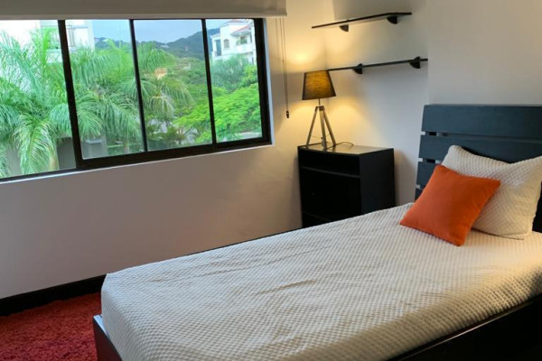 Alquiler de apartamento grande en Santa Ana, Montesol. Full amoblado.