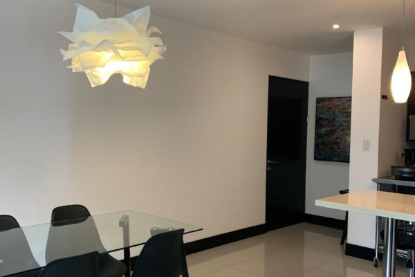 Alquiler de apartamento grande en Santa Ana, Montesol. Full amoblado.