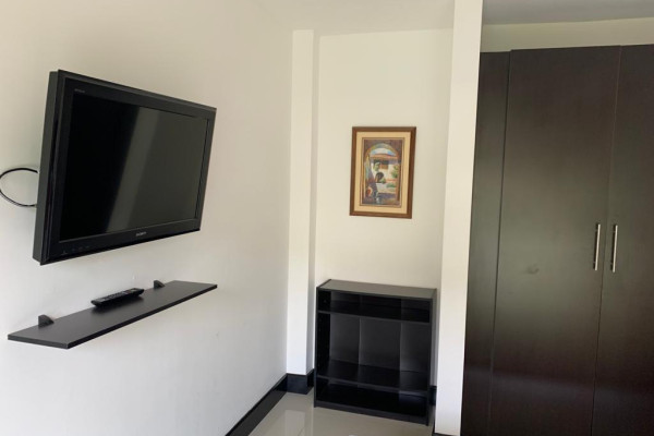 Alquiler de apartamento grande en Santa Ana, Montesol. Full amoblado.