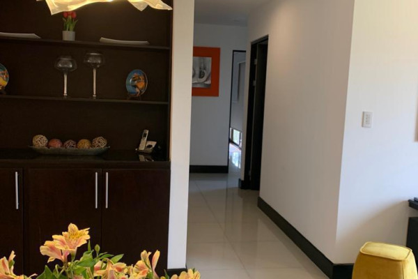 Alquiler de apartamento grande en Santa Ana, Montesol. Full amoblado.