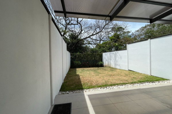 Alquiler de amplia casa en Santa Ana. Lindora.-2