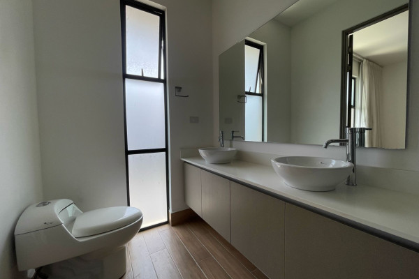 Venta de casa en Santa Ana. Lindora.