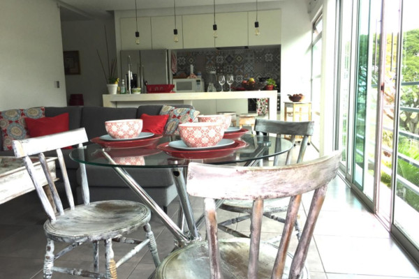 Se alquila apartamento en Piedades de Santa Ana. Amoblado.