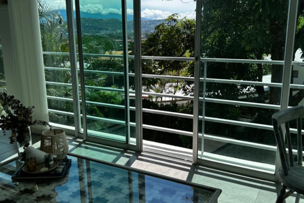 Se alquila apartamento en Piedades de Santa Ana. Amoblado.