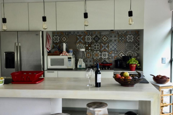 Se alquila apartamento en Piedades de Santa Ana. Amoblado.