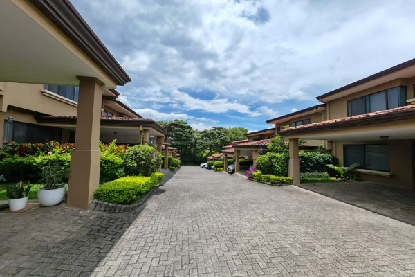 Se alquila casa en Escazú en condominio.-6