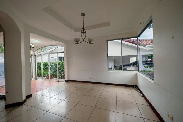 Se alquila casa en Piedades de Santa Ana.