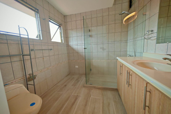 Se alquila casa en Escazú en condominio.-4