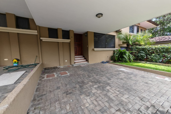 Se alquila casa en Escazú en condominio.-3