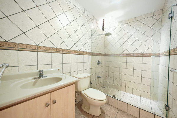 Se alquila casa en Escazú en condominio.-17