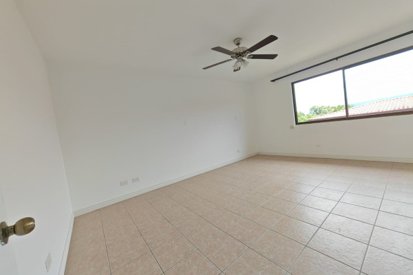 Se alquila casa en Escazú en condominio.-16