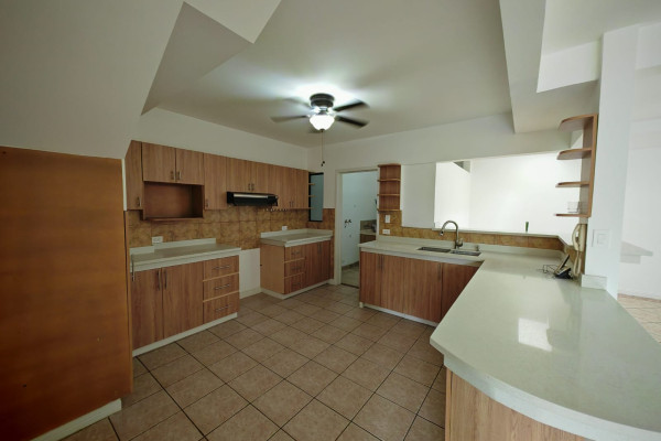 Se alquila casa en Escazú en condominio.-14