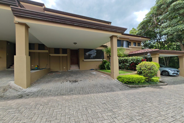 Se alquila casa en Escazú en condominio.-1