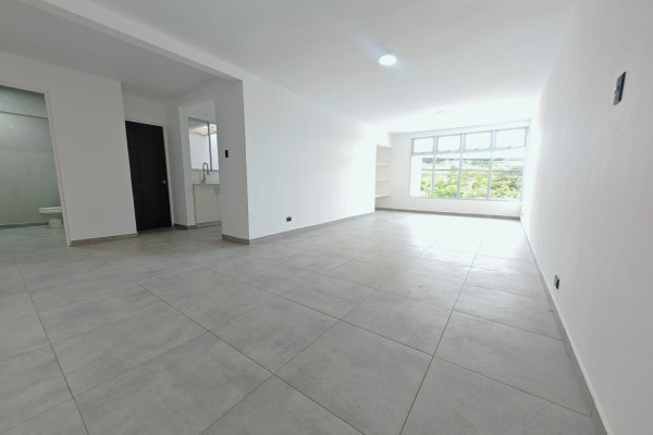 Se alquila amplio apartamento en La Sabana.