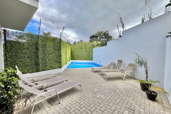 Se vende apartamento en San Antonio de Escazú. Planta baja.