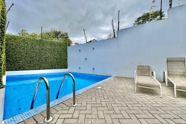 Se vende apartamento en San Antonio de Escazú. Planta baja.