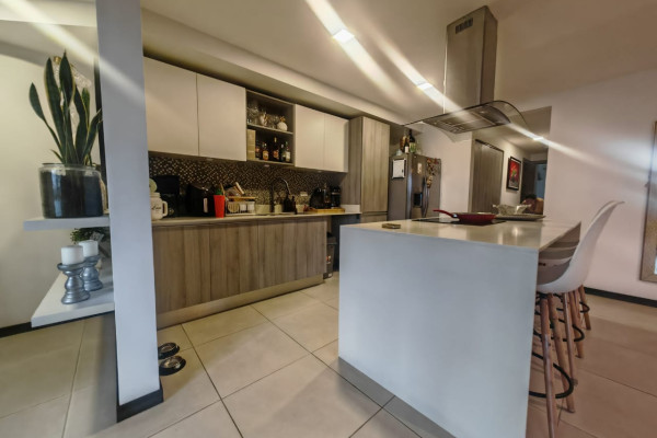 Se vende apartamento en San Antonio de Escazú. Planta baja.