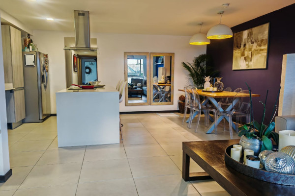Se vende apartamento en San Antonio de Escazú. Planta baja.