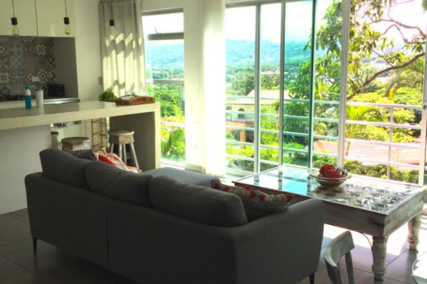 Se alquila apartamento en Piedades de Santa Ana. Amoblado.