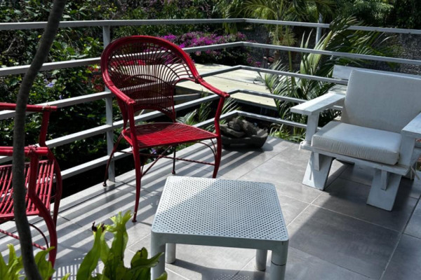 Se alquila apartamento en Piedades de Santa Ana. Amoblado.