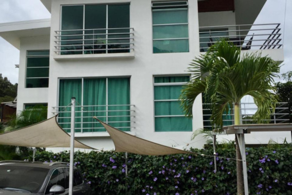 Se alquila apartamento en Piedades de Santa Ana. Amoblado.