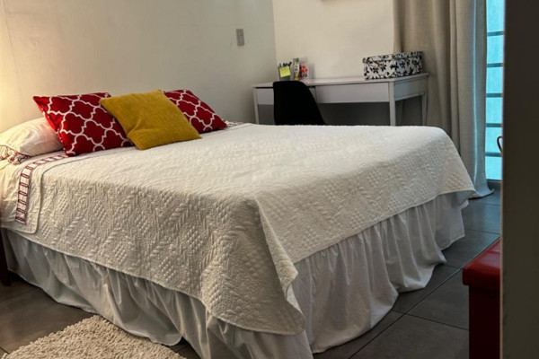 Se alquila apartamento en Piedades de Santa Ana. Amoblado.