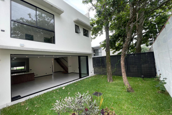 Se alquila casa en Santa Ana.