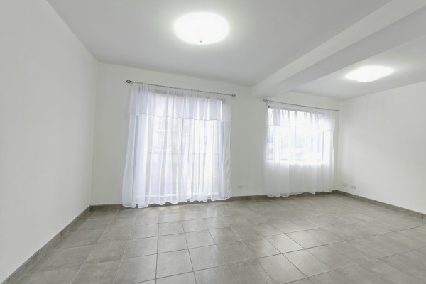 Se alquila apartamento en La Uruca.
