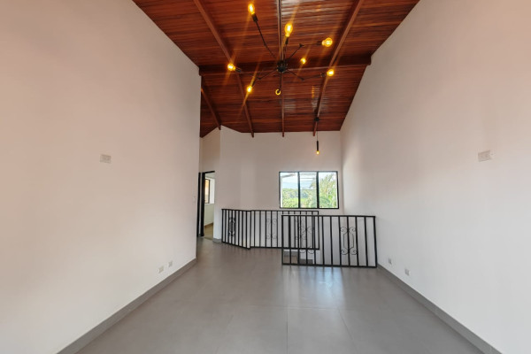 Se alquila Apartamento de 2 plantas en Sabana Norte.