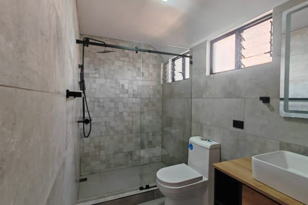 Se alquila Apartamento de 2 plantas en Sabana Norte.