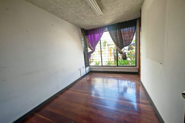 Se vende propiedad Comercial por Paseo Colon. Ideal para apartamentos de alquiler