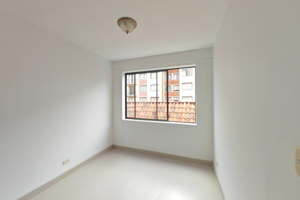 Se alquila apartamento en La Uruca. Remodelado.