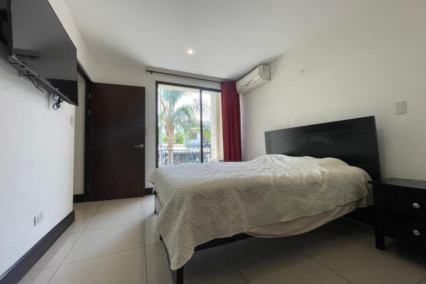 Se alquila apartamento en Montesol, Santa Ana. Amoblado.