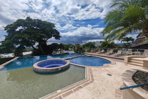 Se alquila apartamento amoblado en Guachipelín, Escazú.