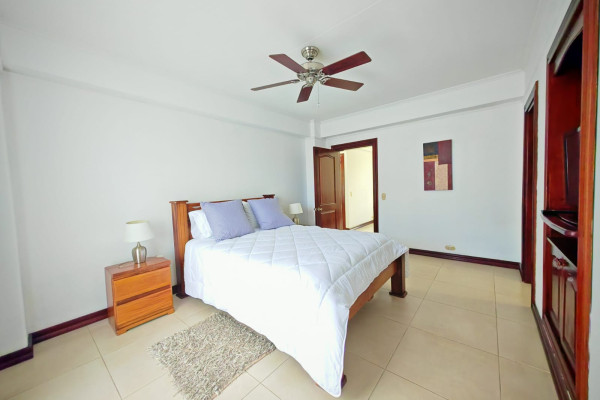 Se alquila apartamento en Escazú. Trejos Montealegre. Amueblado.
