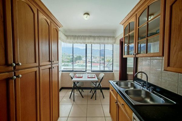 Se alquila apartamento en Escazú. Trejos Montealegre. Amueblado.