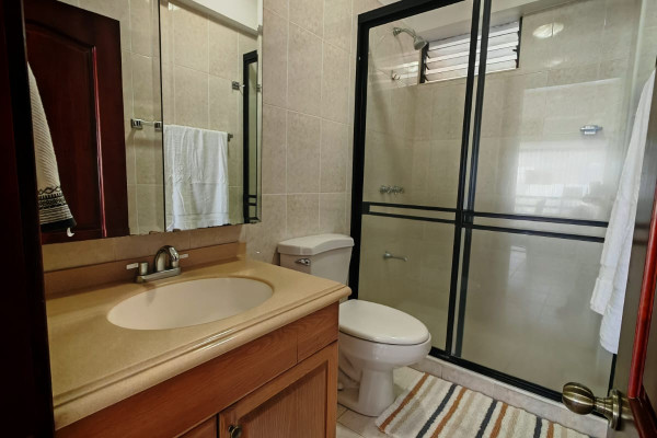 Se alquila apartamento en Escazú. Trejos Montealegre. Amueblado.