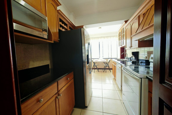 Se alquila apartamento en Escazú. Trejos Montealegre. Amueblado.