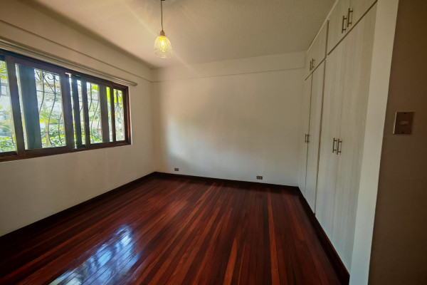 Se alquila apartamento grande en Escazú.