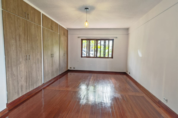 Se alquila apartamento grande en Escazú.