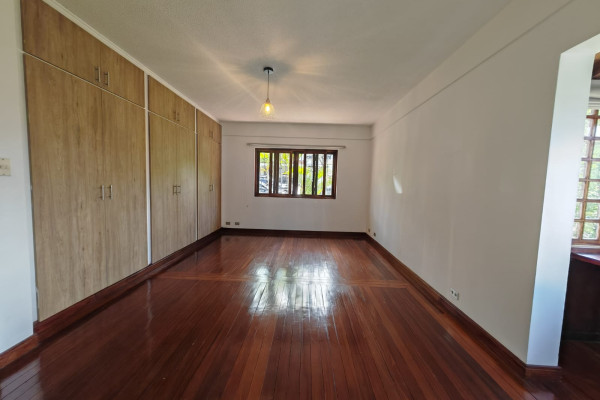 Se alquila apartamento grande en Escazú.